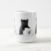 トイレペーパーのロールを守る黒子猫 コーヒーマグカップ (中央)