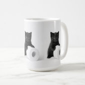 トイレペーパーのロールを守る黒子猫 コーヒーマグカップ (正面右)