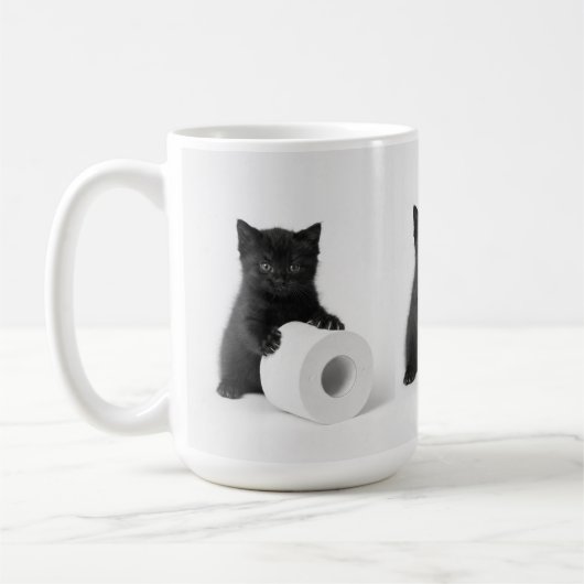 トイレペーパーのロールを守る黒子猫 コーヒーマグカップ (左)