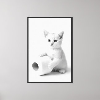 トイレペーパーを抱えた愛らしい白い子猫 ミニマル キャンバスプリント