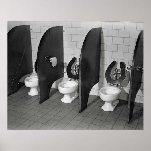 トイレ設備、1943年。ヴィンテージ写真 ポスター (正面)