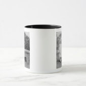 トイワゴン付き小さな女の子 マグカップ (中央)