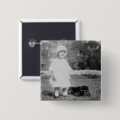 トイワゴン付き小さな女の子 缶バッジ (正面&裏面)