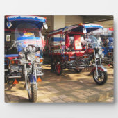 トゥクトゥクショールーム…うどんタニ、イサン、タイ フォトプラーク (正面)