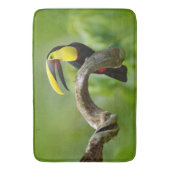 トゥーカンは森の枝に座っている バスマット (正面縦)