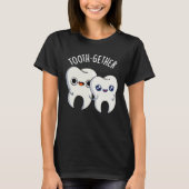 トゥースゲザー 歯のダークな冗談 背景 Tシャツ (正面)