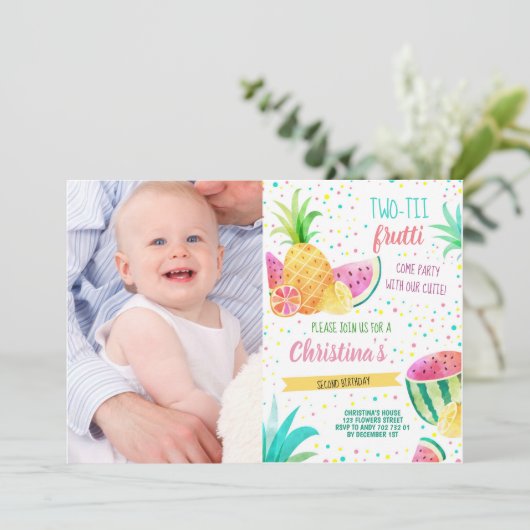 トゥーッティ·フルッティ·ガール第2回誕生日カスタム写真 招待状 (スタンド正面)