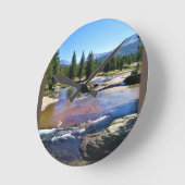 トゥールムネメドウズのトゥールムネ川、ヨセミテ、カリフォルニア州 ラウンド壁時計 (傾斜)