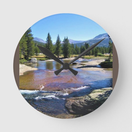 トゥールムネメドウズのトゥールムネ川、ヨセミテ、カリフォルニア州 ラウンド壁時計 (正面)