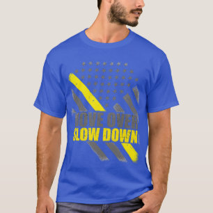 トウトラックドライバーのスローダウン薄い黄色L上で移動 Tシャツ