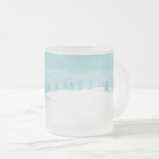 トウヒの木が茂る雪の多い冬の森林の風景 フロストグラスマグカップ (正面右)
