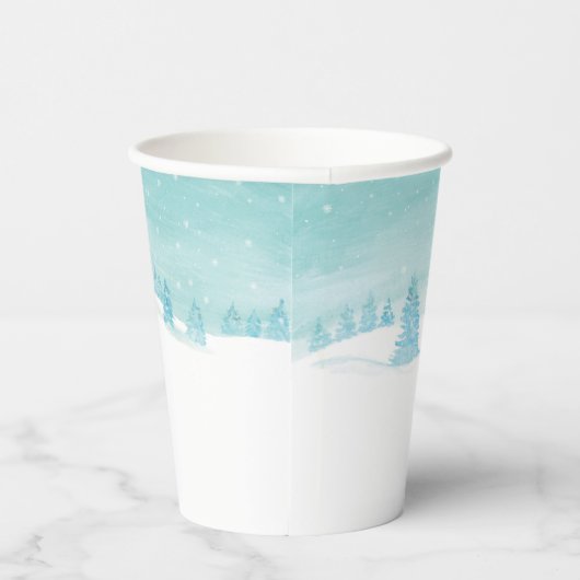 トウヒの木が茂る雪の多い冬の森林の風景 紙コップ (右)