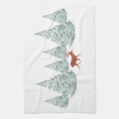 トウヒの木に覆われた雪の下の茶色の鹿 キッチンタオル (縦)