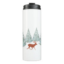 トウヒの木に覆われた雪の下の茶色の鹿