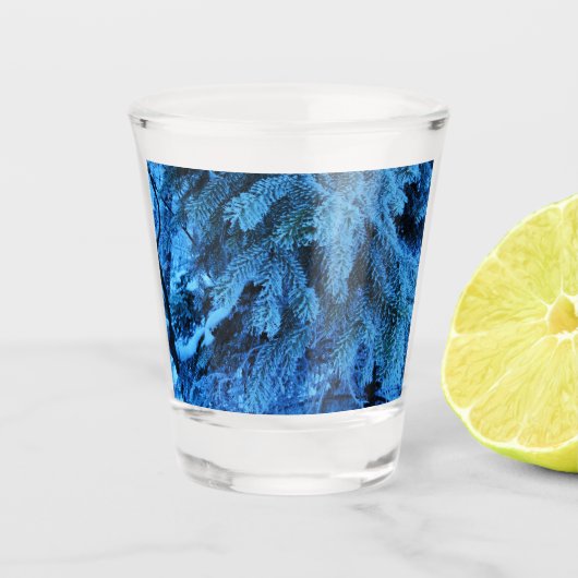 トウヒの枝は雪と霜で覆われた ショットグラス (正面)