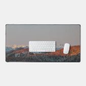 トウヒの森と山での夕日。 デスクマット (キーボード&マウス)