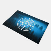 トウヒの森のコンパス星印モノグラム霧 ドアマット (アングル)