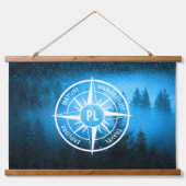 トウヒの森のコンパス星印モノグラム霧 吊り下げ型タペストリー (正面)