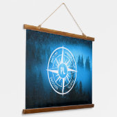 トウヒの森のコンパス星印モノグラム霧 吊り下げ型タペストリー (傾斜あり)