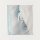 トウヒの森の山々の上で雲が晴れている タペストリー (正面)