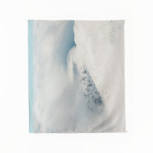 トウヒの森の山々の上で雲が晴れている