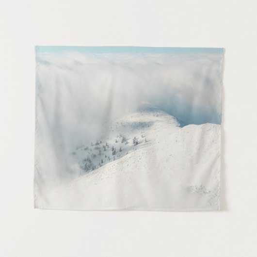 トウヒの森の山々の上で雲が晴れている タペストリー (正面(横))