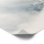 トウヒの森の山々の上で雲が晴れている ポスター (角)