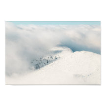 トウヒの森の山々の上で雲が晴れている