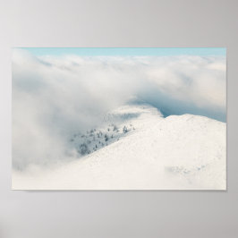 トウヒの森の山々の上で雲が晴れている ポスター