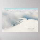トウヒの森の山々の上の雲の切れ間 ポスター (正面)