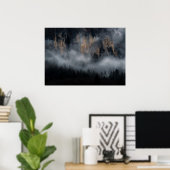 トウヒの森を通る霧の山 ポスター (ホームオフィス)