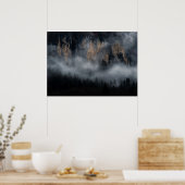 トウヒの森を通る霧の山 ポスター (キッチン)