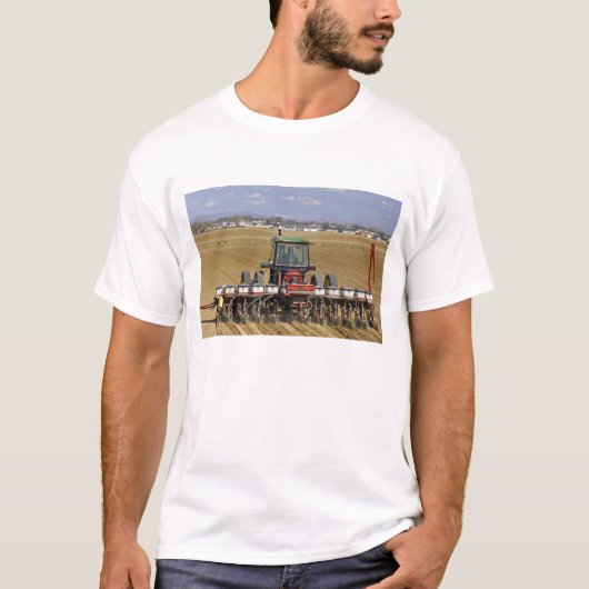 トウモロコシの種まき機を引くトラクター Tシャツ (正面)