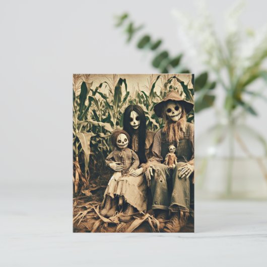 トウモロコシ畑のホラー写真の不気味なかかし一家 ポストカード (スタンド正面)