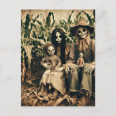 トウモロコシ畑のホラー写真の不気味なかかし一家 ポストカード (正面)