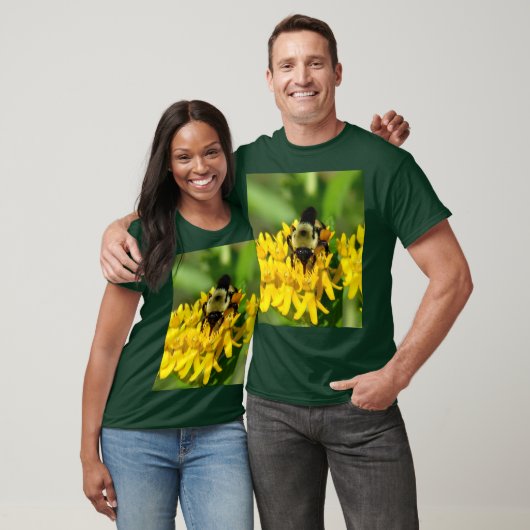 トウワタの花で食事をするミツバチ Tシャツ (ユニセックス)