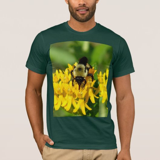 トウワタの花で食事をするミツバチ Tシャツ (正面)