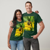 トウワタの花で食事をする蜂 Tシャツ (ユニセックス)