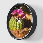 トカゲとパロディアのサボテン開花 壁時計 (傾斜)