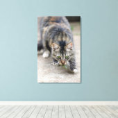 トカゲを捕らえた猫 キャンバスプリント (インサイチュ (ウッドフロア))