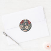 トガノキの上のバラの花 ラウンドシール (封筒)