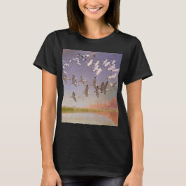 トキの群れが湿地帯を飛ぶ ビンテージの鳥 Tシャツ