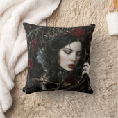 トゲとバラの美しいゴシック様式の女性 クッション (ブランケット)