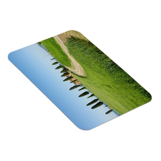 トスカニーにヒノキの木があるファームヴィラ マグネット (右側)