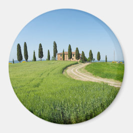 トスカニーにヒノキの木があるファームヴィラ マグネット