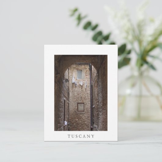 トスカーナの白い文字はがきで洗濯物を干す ポストカード (スタンド正面)