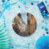 トスカーナ村の古いファサードと狭い通り ペーパープレート (パーティー)