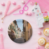 トスカーナ村の古いファサードと狭い通り ペーパープレート (パーティー)