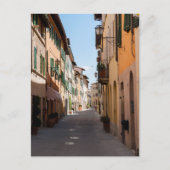 トスカーナ村の古いファサードと狭い通り ポストカード (正面)