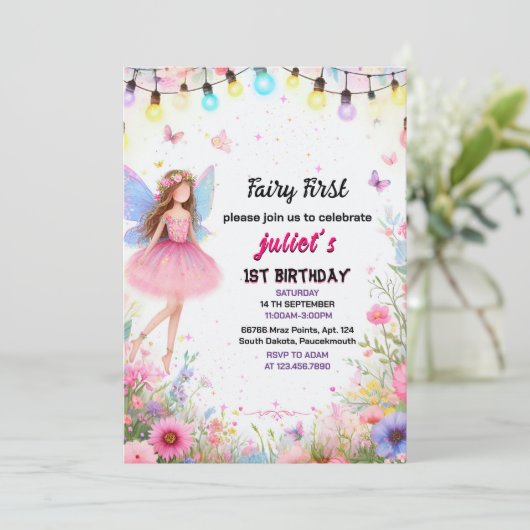 トップかわいいフローラピンクの女の子の妖精の最初の誕生日 招待状 (スタンド正面)